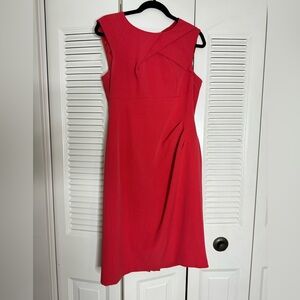 RED SLEEVELESS MID LENGTH SLIT IN CENTER BACK PLETE IN FRONT SIDE